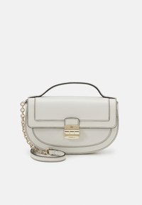 Ljusgrå läderhandväska med en slät yta, rund form, gulddetaljer och ett avtagbart kedjeskaft med handtag.