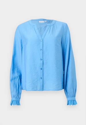 Gaiši zila blūze ar garām piedurknēm, V-veida izgriezumu, poga priekšpusē, nelieliem savērpumiem pie apkakles un volānu mežģīņu aprocēm piedurknēs.