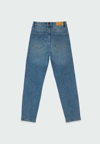 Blå denimjeans, rak passform, femficksdesign, dragkedjeflygs, läderpatch på baksidan, slitna detaljer och avslutade muddar, fotograferade bakifrån.