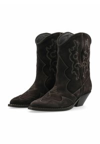 Bottines de cow-boy en suede marron avec des orteils pointus, des motifs de couture décoratifs en fil plus clair et un petit talon carré.