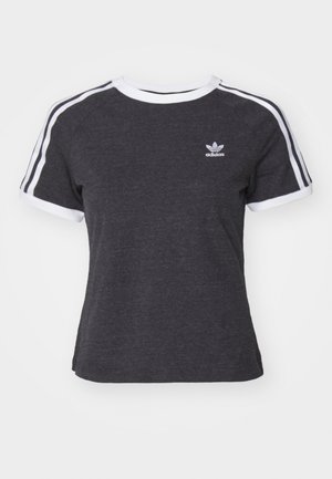 T-shirt in cotone grigio scuro con bordi bianchi, maniche raglan corte e tre strisce bianche su ciascun spalla. Presenta un piccolo logo sul petto.