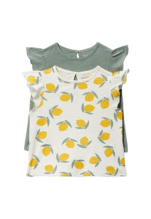 Deux hauts à manches courtes pour tout-petits, un uni vert sauge avec manches à volants, un blanc avec un imprimé citron jaune et manches à volants.