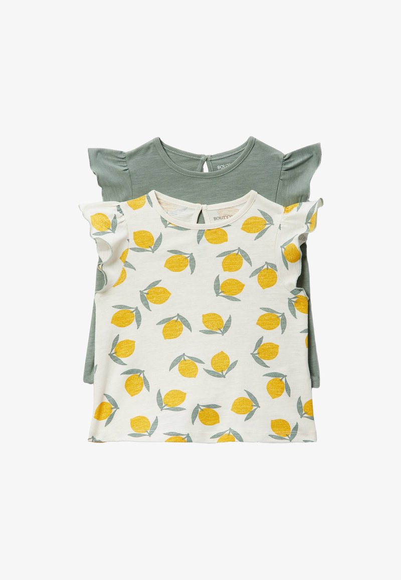 Deux hauts à manches courtes pour tout-petits, un uni vert sauge avec manches à volants, un blanc avec un imprimé citron jaune et manches à volants.