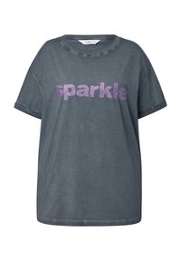 Grå oversized T-shirt lavet af bomuld med rund halsudskæring og korte ærmer. Har ordet "sparkle" i lilla glimmer på forsiden.