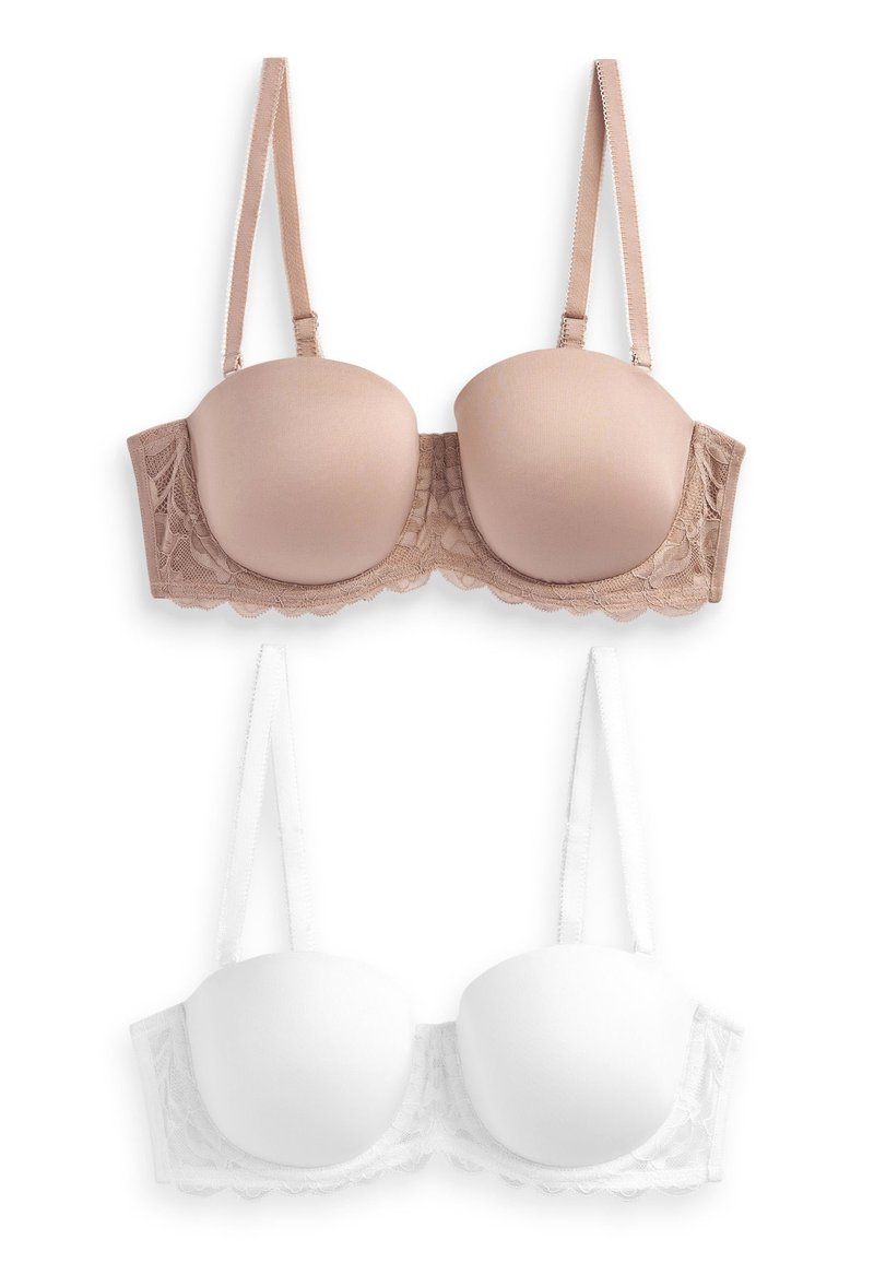 To sæt bh'er: den ene i nude med blondedetaljer og formede skåle, den anden i hvid med glatte skåle og blonder, begge med justerbare stropper.
