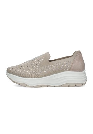 Sneaker beige slip-on con tomaia in maglia, decorazioni con strass, suola spessa bianca e suola esterna texturizzata per uso casual.