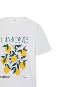 T-shirt bianca in cotone con un design di limone giallo e foglia verde. Il testo recita "LIMONE" in verde scuro, con "ECCELLENZA ITALIANA" sottostante.
