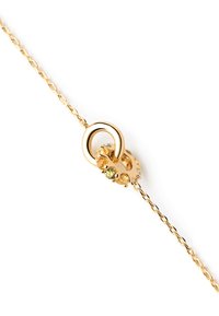 Bracciale in tonalità oro con una catena intrecciata e una chiusura circolare decorata con gemme gialle e trasparenti. Finitura lucida e design intricato.