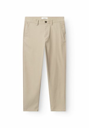 Beige gerade geschnittene Hose mit Gürtelschlaufen, seitlichen Taschen, Knopfverschluss und vorderlichem Reißverschluss, flach auf weißem Hintergrund dargestellt.