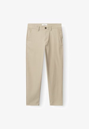 Beige gerade geschnittene Hose mit Gürtelschlaufen, seitlichen Taschen, Knopfverschluss und vorderlichem Reißverschluss, flach auf weißem Hintergrund dargestellt.