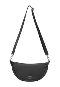 Borsa a spalla in pelle nera con forma curvata, dotata di un logo in argento e di una tracolla regolabile, texture liscia e design semplice.