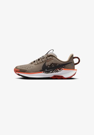 Beige hardloopschoen met een gestructureerde bovenkant, zwart swoosh-logo, oranje accenten en een witte middenzool. Heeft een patroon op de hiel en een duurzame zool.