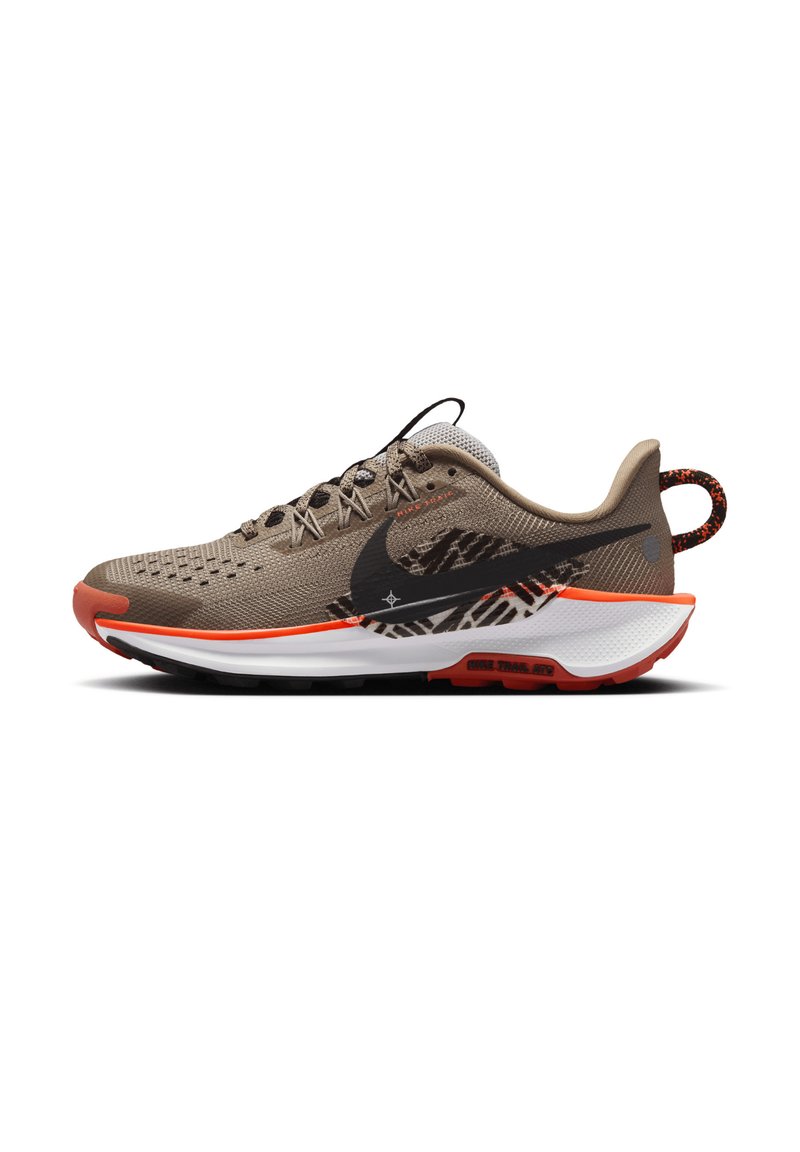 Zapatilla de running beige con parte superior texturizada, logo de swoosh negro, acentos naranjas y una entresuela blanca. Presenta un talón con un diseño y suela duradera.