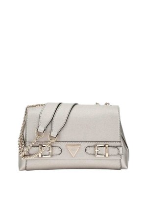 Lys grå læderhåndtaske med dobbeltspænderemme, en kæderem til skulderen og en trekantet metal-logo plade foran.