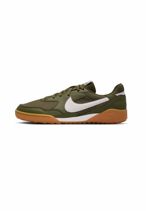 Zapatilla verde con un swoosh blanco de Nike, materiales sintéticos y de goma, parte superior texturizada y suela de goma. Diseño de perfil bajo con cordones.