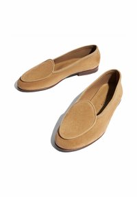 Beige Wildlederloafer mit runder Spitze und einer gesteppten Naht entlang der oberen Kante; niedriger, gestapelter Absatz. Glatte Innenauskleidung.