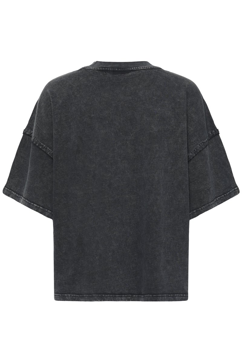 Sort oversized T-shirt lavet af blød bomuldsblanding, med drop skuldersømme, rå kanter og en falmet vaskeeffekt. Enkel design på ryggen.