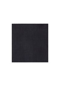 Kwadrat z tkaniny w kolorze ciemnego granatu o subtelnej fakturze, przypominającej dżins. Brak widocznych wzorów czy elementów metalowych, z czystymi, równymi krawędziami.