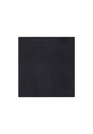 Kwadrat z tkaniny w kolorze ciemnego granatu o subtelnej fakturze, przypominającej dżins. Brak widocznych wzorów czy elementów metalowych, z czystymi, równymi krawędziami.