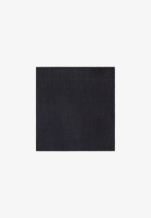 Kwadrat z tkaniny w kolorze ciemnego granatu o subtelnej fakturze, przypominającej dżins. Brak widocznych wzorów czy elementów metalowych, z czystymi, równymi krawędziami.