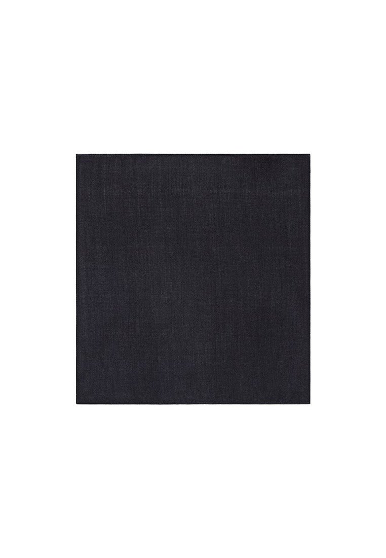 Kwadrat z tkaniny w kolorze ciemnego granatu o subtelnej fakturze, przypominającej dżins. Brak widocznych wzorów czy elementów metalowych, z czystymi, równymi krawędziami.