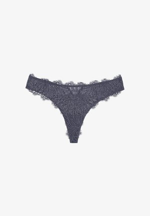 Dunkelgraue Spitzen-Tanga mit filigranen Blumenmustern, welligen Kanten und weicher Textur. Leichtes Material, das für Komfort sorgt.