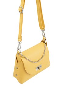 Borsa in pelle gialla con pattina curva, accentuata da una catena in argento e tracolla regolabile, caratterizzata da una finitura testurizzata e dettagli in hardware argentato.