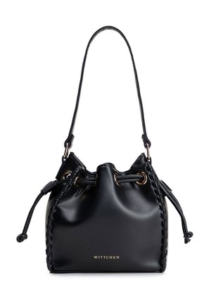 Bolso tipo cubo de cuero negro con lados trenzados, cierre con cordón, correa única para el hombro y logo WITTCHEN en tono dorado en el frente.