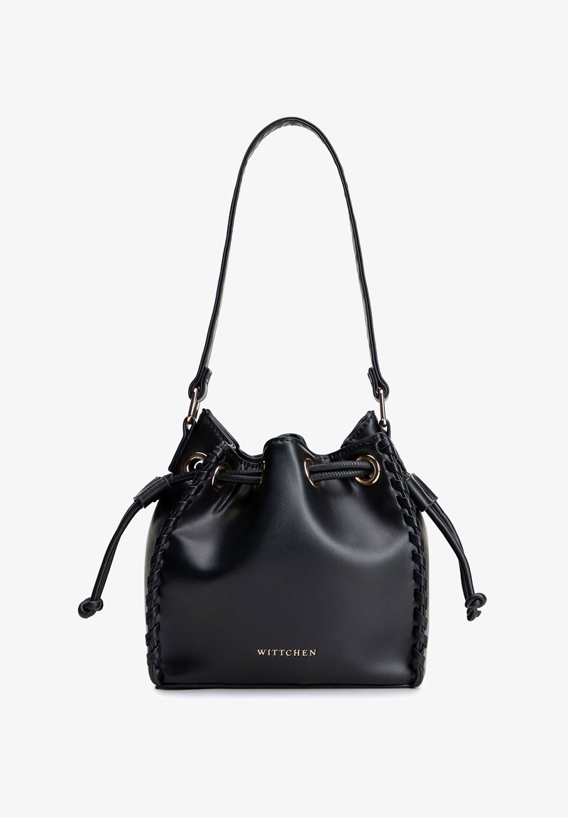 Czarna skórzana torba typu bucket z plecionymi bokami, zamknięciem na ściągacz, pojedynczym paskiem na ramię oraz złotym logo WITTCHEN na przodzie.