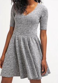 Le Temps Des Cerises Jerseyklänning - mottled grey