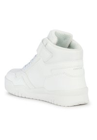 Baskets montantes blanches en cuir lisse et mesh, dotées d'un laçage sur le devant, d'un col rembourré et d'une semelle en caoutchouc texturée.