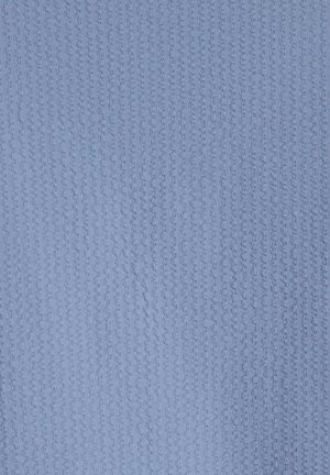 Vaaleansininen neulottu kangas, jossa kohotetut viivat ja teksturoitu pinta, tarjoaa pehmeän, tasaisen kuvion hienovaraisine sävyvaihteluineen.