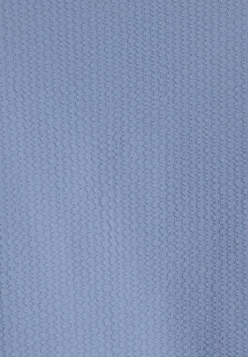 Tissu tricoté bleu clair, présentant des lignes en relief et une surface texturée, offrant un motif doux et uniforme avec des variations subtiles de teinte.