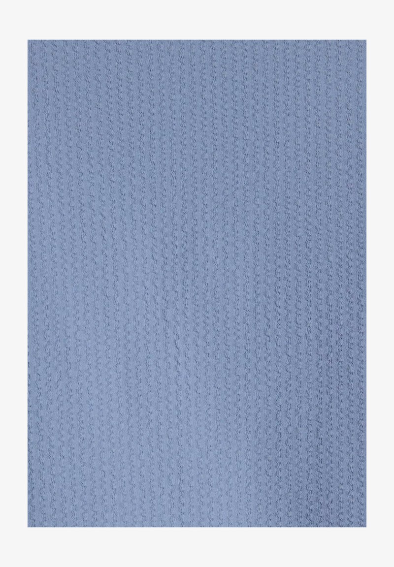 Tissu tricoté bleu clair, présentant des lignes en relief et une surface texturée, offrant un motif doux et uniforme avec des variations subtiles de teinte.