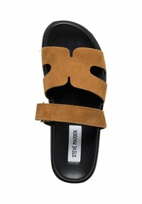 Sandalo in suede marrone con una larga striscia superiore caratterizzata da un design a intaglio e una sottile striscia regolabile; suola in gomma nera con profilo piatto.
