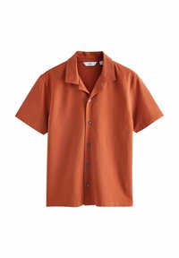 Kortærmet skjorte med krave i rust-orange farve, der har en glat tekstur, knaplukning fortil, og diskrete syninger.