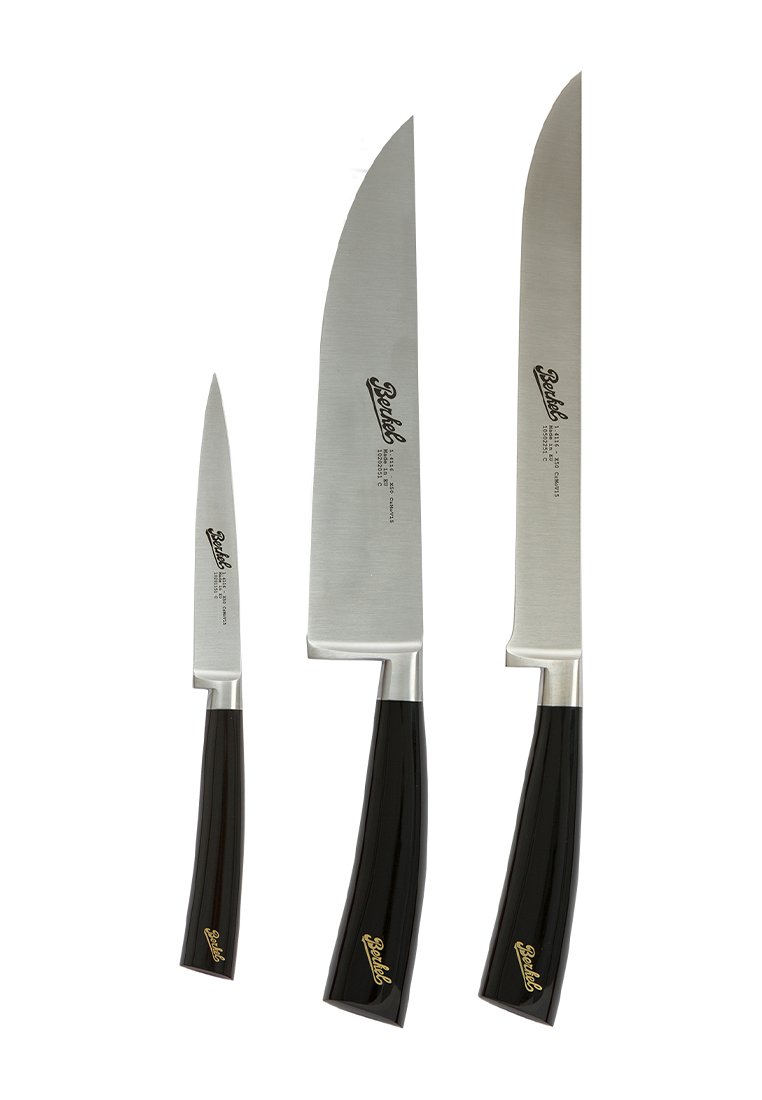 Drei Küchenmesser mit Klingen aus Edelstahl und schwarzen Kunststoffgriffen. Das größte Messer hat eine breite Klinge. Logos auf den Klingen sind sichtbar.