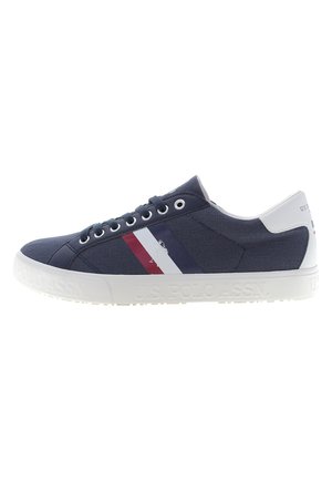 Sneaker in tela blu navy con suola in gomma bianca. Presentano strisce blu, bianche e rosse sul lato e il nome del marchio impresso sulla suola.