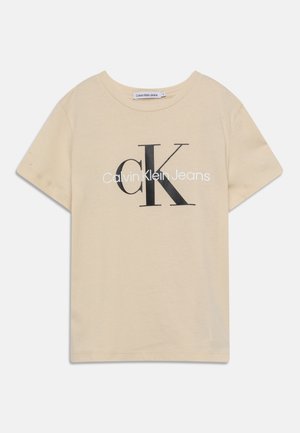 Beiges Baumwoll-T-Shirt mit kurzen Ärmeln, mit einem großen schwarzen "CK"-Logo und darunter weißem Text "Calvin Klein Jeans".