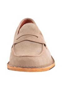 Suede Slipper in einem hellbeigen Farbton mit rundem Zehenbereich, ausgestattet mit einem gesteppten Design und einer tanfarbenen Gummisohle für besseren Halt.