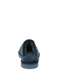 Marineblauwe slipper met een zachte, harige binnenkant, ronde vorm, flexibele zool en een kleine accentknop aan de buitenkant.