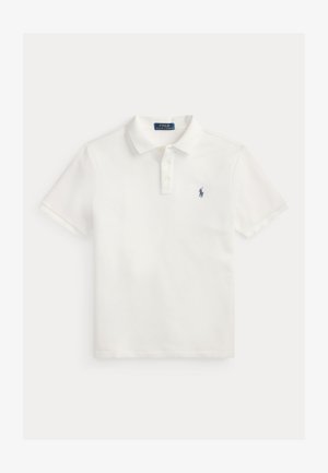 Biała koszulka polo z krótkim rękawem, kołnierzykiem, trzema guzikami oraz małym niebieskim haftowanym logo na lewej piersi.
