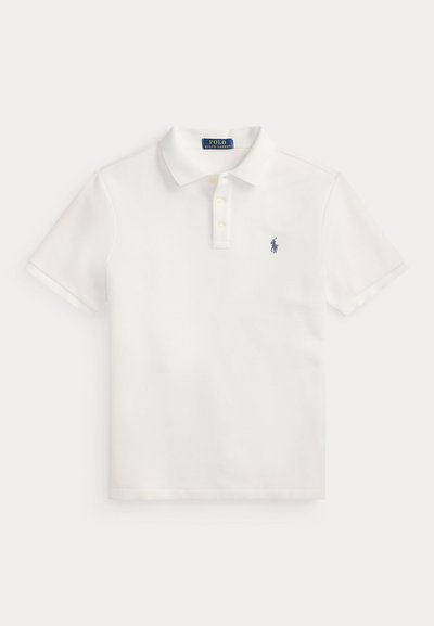 Biała koszulka polo z krótkim rękawem, kołnierzykiem, trzema guzikami oraz małym niebieskim haftowanym logo na lewej piersi.