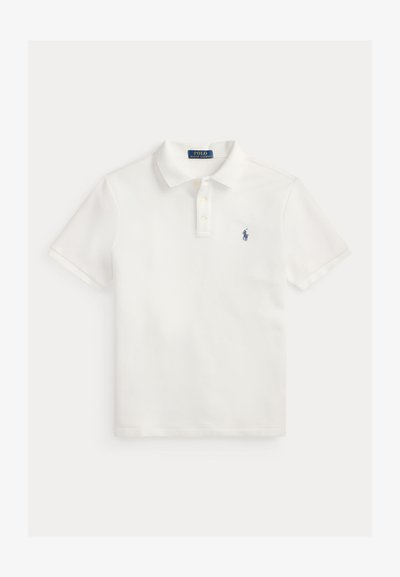 Biała koszulka polo z krótkim rękawem, kołnierzykiem, trzema guzikami oraz małym niebieskim haftowanym logo na lewej piersi.