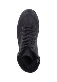 Baskets montantes en cuir noir avec une surface texturée, fermeture à lacets à l'avant, zip sur le côté et doublure intérieure douce. Semelle extérieure en caoutchouc avec traction.