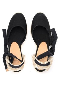 Sorte kanvas espadriller med rund tå, myk innerfôr og en vevd beige ankelstropp med svarte bånd for festing.