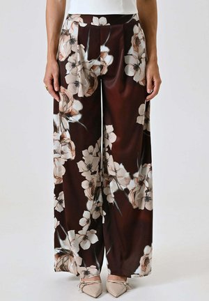 Pantaloni a gamba larga con motivo floreale su tessuto marrone scuro, con fantasia floreale crema. Tessuto liscio con design ampio e pieghe sul davanti.