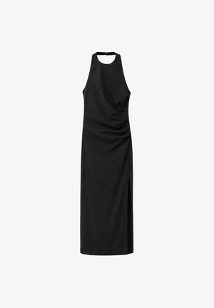 Vestido maxi negro sin mangas con escote alto, fruncido lateral y una apertura hasta el muslo en el lado derecho.
