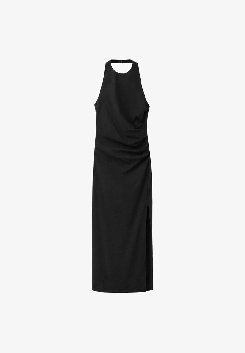Robe maxi noire sans manches avec col montant, fronces latérales et une fente haute sur la cuisse côté droit.