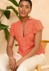 Love & Roses METALLIC RUFFLE V NECK FLUTTER SLEEVE  REGULAR FIT - Blúz - orange